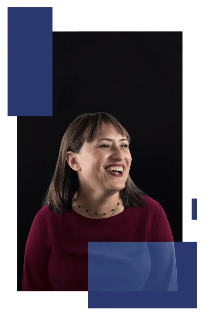 Retrato de paciente sonriendo, testimonio de tratamiento