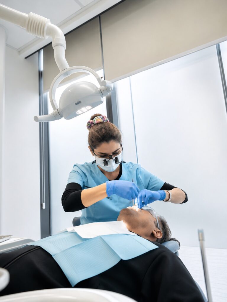 Profesional realizando un procedimiento dental