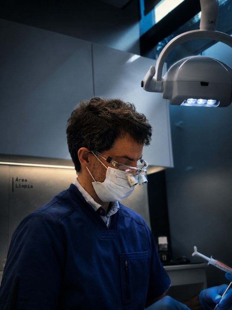 Profesional dental atendiendo a un paciente