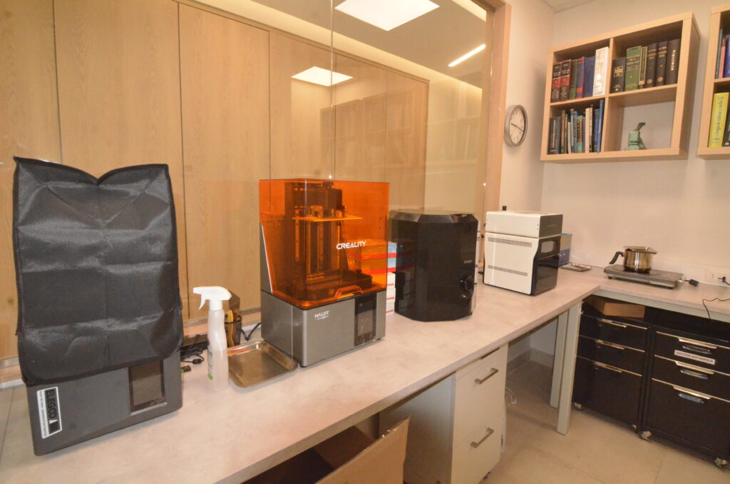 Laboratorio con equipos de impresión 3D dental