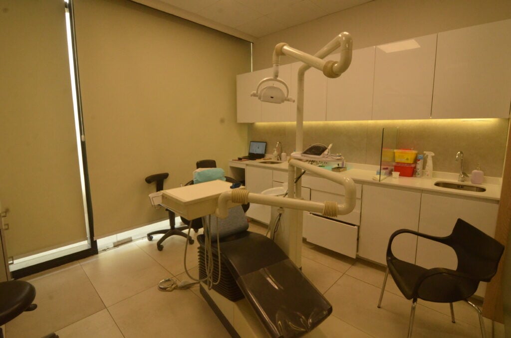 Box de atención dental equipado