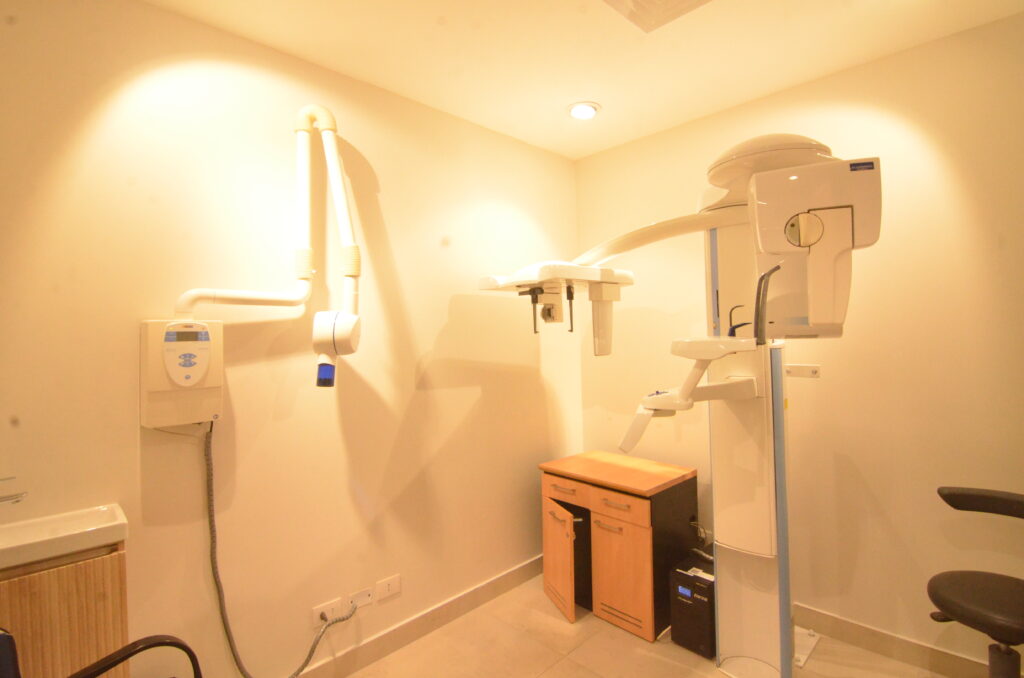 Sala de radiografía dental con equipo panorámico