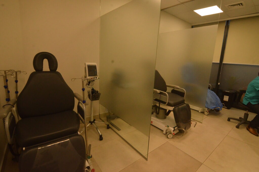 Sillón de tratamiento junto a sala de procedimientos