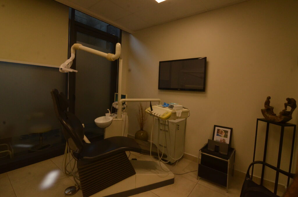 Box de atención dental con pantalla en la pared